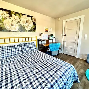  Homestay Airport Cozy Stay: Shared Comfort, Prime Location